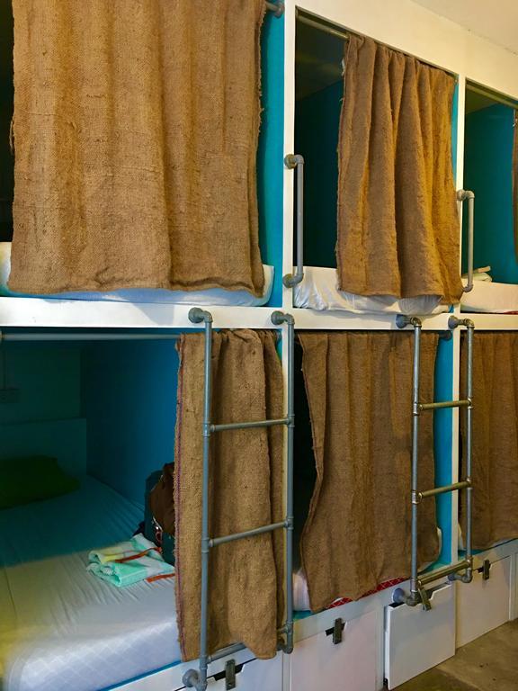 Moon Fools Hostel Панглао Екстериор снимка